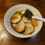 らぁめん 麺彩家 - 料理写真:今回は、普通のラーメンが食べてみたいと思い、僕は

●利尻昆布と鯛出汁の塩ラーメン全部載せ　1,400円
（ノーマルは1,100円）

丼が近づいてくる時から
煮干しが強めな香りが漂っていた