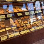 ブーランジェリー フルーレタン - 料理写真:ショーケースのパンをお店の人に頼んで取ってもらう方式