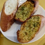 La Fattoria - フランスパン＋ガーリックトースト