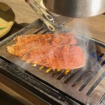 うしごろ 貫 - クラシタのすき焼き（極上）とザブトンのすき焼きは焼いてくださります。