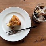 bake&cafe Brooklyn - 料理写真:アップルシナモンチーズケーキ＆アイスコーヒー