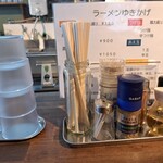 Ramen Yukikage 2go Ten - カウンター上の調味料など