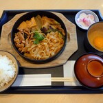 1854 HAKODATE - 五穀味鶏 すき焼きうどん定食③