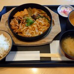 1854 HAKODATE - 五穀味鶏 すき焼きうどん定食②