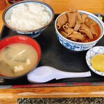 永井食堂 - モツ煮大盛り定食(半ライス)写真を撮る一瞬だけ、おぼん横にさせてもらいました(^^;;4〜5人並んでいたけれど回転が早く、数分で着席。