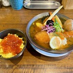 spice＆cafe SidMid - 料理写真:いくらご飯と食べる素揚げ野菜とスモークサーモンのスープカリー飛びっ子タルタル添え、トッピング 半熟スモーク玉子