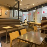 Lotteria Akurosu Fukuoka Ten - 店内　朝は空いてるね〜