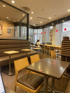 Lotteria Akurosu Fukuoka Ten - 店内　朝は空いてるね〜