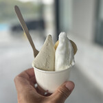 gelato otto-otto - 左側は美郷栗はメチャクチャ濃厚で甘さ控えめ。へベスジェラートはさっぱりしていて、メチャ旨♪