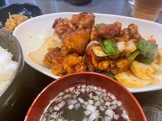 Nekketsu Shokudo Suwa - 黒酢酢豚定食（¥1,080）とにかく普通。ナゲットのような豚肉に甘酸が纏う。大きめの玉ねぎ、ピーマン、人参。復活メニューに同感できず。