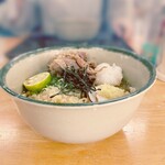 かしむらうどん - 料理写真:僕は「肉入りぶっかけうどん」（550円）を注文し、番号札をもらった。 10分ほど待つと、番号札が呼ばれ、うどんを受け取った。