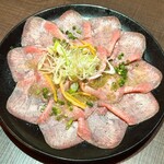 肉と日本酒いぶり  - 牛たん刺し柚子胡麻だれ