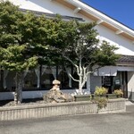 香山 - お店の外観。由緒正しい伽藍にあやかって和のテイストの店構えがハオ。