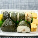 たけや - おにぎり色々      サービスのたくあん    卵焼き