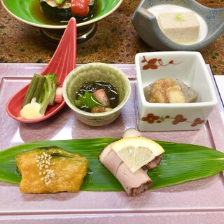 湯元館 - 【前菜】
・もずく酢
・酢味噌かけこんにゃく
・ふきとカニカマきゅうりまきをからしマヨネーズで
・山芋のカモ肉燻製まき
・カボチャの甘煮