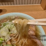 Takichan Ramen - 薄くて細めな平打ち麺｡モチシコ｡スープの絡め取り方がエグい｡