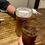 骨付鳥 じゅじゅ庵 - 烏龍茶で乾杯！
      いつもと同じく『お冷下さい』と言うと
      『ワンドリンク制です』って…
      何度も来てるけど初めて言われた〜(；ω；)ｽﾐﾏｾﾝ