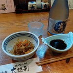 いけす居食家 大徳利 - お通しのきんぴらと冷酒