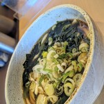 Soba Udon Jikaseimen Marubi - 葱増量。withわかめ香味と相性もよろし。