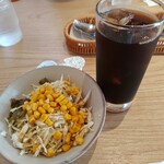 よろずや - セットのサラダとアイスコーヒー