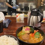 Soup Curry Okushiba Shoten Ekimae Soseiji - 奥のポットには冷水が入っている。ご飯は大盛り600g。