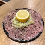 New Taishu Izakaya Sanzou Ikebukuro Geijutsugekijomae Ten - 名物 上タンねぎ塩レモン　1078円