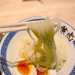 Menya Kanetora Hakata Deitosu Ten - 麺はしっかりとしたコシがあり、つけだれとの相性が抜群だ。 麺の食感がたまらなく、具材も一切妥協がない。