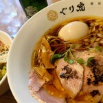 麺処ぐり虎 - 特製 黒トリュフ香る醤油ラーメン(1100円)。