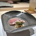 Sushi Natoi - ◆やいと鰹・・鬼おろしと韮醬油添え。軽く炙って出され、切り身のビジュアルが美しい。^^