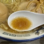 舎鈴 - 「味玉らーめん 並盛」のスープ
            2024年10月17日