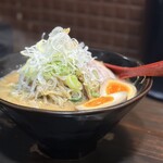 Mendokoro Hanada Ikebukuro Ten - トップに君臨する細切りした白葱の下には炒め煮たお野菜、野菜ましにして正解♡