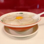 Big One - しばらくして運ばれてきた特製ラーメンは、一見シンプル。 だがそのスープは、見るだけで何か奥深いものが隠れていると予感させる。