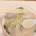 Big One - ストレートの細麺はやや柔らかく、スープと絡み合う瞬間が絶妙だ。