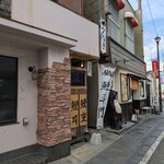 高橋屋 - 駐車場から店舗までの道