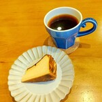 île de colline - プラス370円～でプチデザートも追加可能。本日はバスクチーズケーキ。チーズ感が素晴らしくこちらもワインが飲みたくなりました。