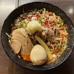 ジャパニーズソバヌードルズ サソリ - 蠍味玉ラーメン（中盛りニンニクモヤシ増し）辛さシビレは普通