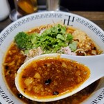 Spice Ramen Manriki Nishi Kasai Ten - 背脂も乗ったスパイスたっぷりのスープは鼻腔に抜ける香りに恍惚となるわけです。はぁ、また食べたくなってきた