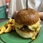 DROOL DINER - 妻の頼んだゴルビーチーズバーガー