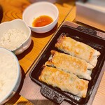 HIRARI noodle - 鉄鍋で焼かれた棒餃子は、外がパリッとしながら中はジューシー。 鉄鍋がその熱々のままテーブルに届き、餃子の香ばしさが僕の食欲をさらに刺激する。