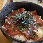 Tsukiji Tentatsu Hon Ten - 重ね丼アップ。大きなマグロ漬けが8枚ぐらい入っていました