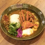 Spice Curry Shunka To - ■あいがけカレー旬の魚介出汁カレー辛さ増し無料
                      ■トッピング 温度玉子 ￥100
                      ■トッピング 辛激の馬(マ)サラ ￥200