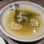 焼肉&手打ち冷麺 二郎 - セットについてくるミニ冷麺。ミニだけどけっこう食べ応えあり。この写真では見えませんが、梅干しも入っています。