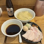 Menya Suzuharu - つけ麺300g（醤油、コーチン油）¥1300、特製TP¥450、瓶ビール（中）¥500