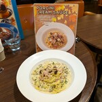 OSLO COFFEE Yokohama Joinasu Ten - ポルティーニ茸のクリームパスタ