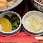 Soba Kaiseki Kayabacho Sarashina - 蕎麦懐石 茅場町 更科 日替わりランチセットに付く漬物とネギの薬味