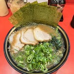 Yokohama Iekei Ramen Kawashima Ya - ◾️特製らぁめん¥1.100   
                      　※2回目の訪問、麺柔らかめを申告
                      　※特製は燻製焼豚2枚、煮豚2枚、海苔5枚、
                      　　九条ねぎの構成