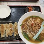 Shun Ka Saikan - 台湾ラーメンと餃子のセット780円