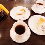 チーズケーキ CAFE MAGY - ま〜じ〜ホットコーヒーを添えて