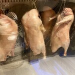 Peking Duck Senmonten Ginza Hotei Funabashi Ten - 店内のオーブンで北京ダックを焼いています