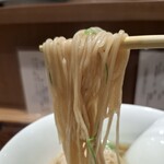 Yokohama Raamen Medaka Do - 醤油らぁ麺(1000円)　中国産完全発酵穂先メンマ、九条ねぎ、肩ロースチャーシュー、有明焼き、海苔